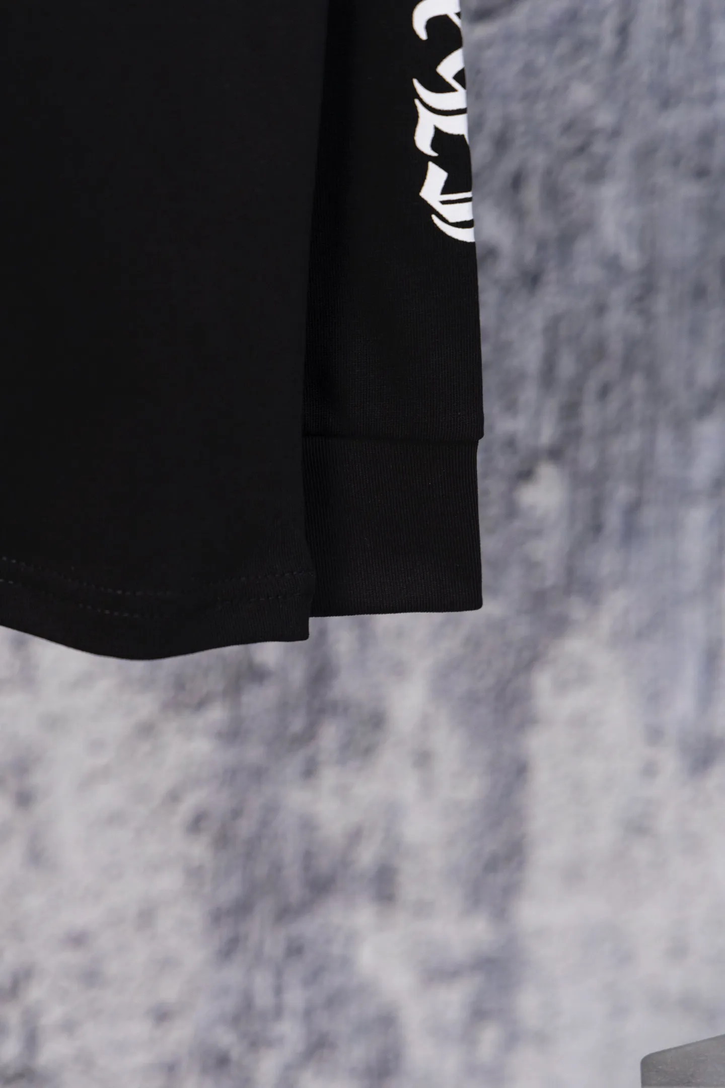 P190 Chrome Hearts CH Chrome Hearts black and white raglan sleeve Sanskrit letter printed long-sleeved T-shirt. Refreshing and comfortable, the colors have been fixed. - High elastic slurry, synchronized with all original foam printing, CH classic horseshoe pattern on the chest and back, Sanskrit on the sleeves, logo classic Gothic font printed on the collar thread - Restore the original printed collar label, more comfortable to wear, not tied to the body, custom hangtag accessories Color: black white Size: s—xl